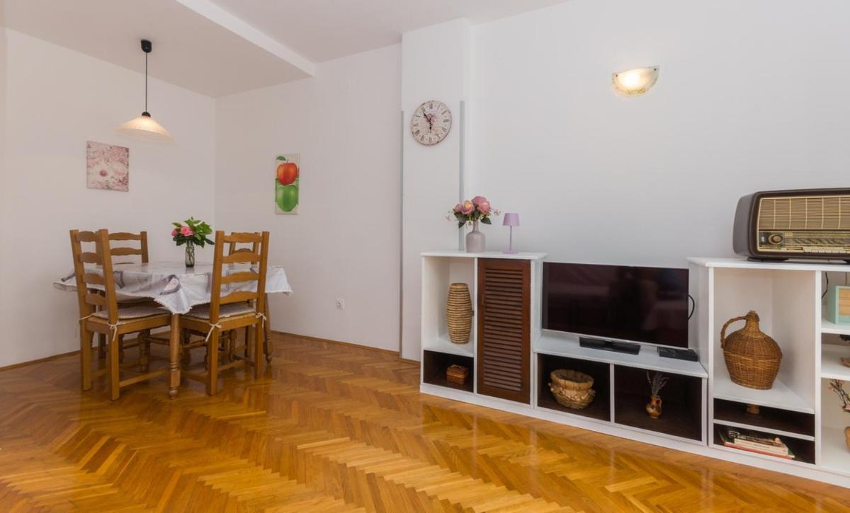 Apartment Domijan By El-Pi Tours Njivice Kültér fotó