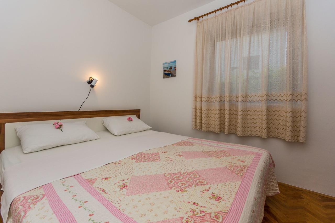Apartment Domijan By El-Pi Tours Njivice Kültér fotó