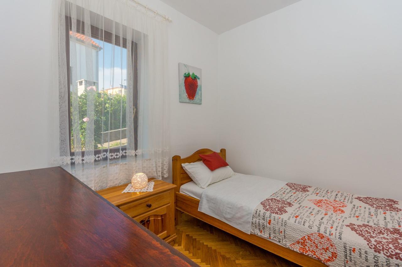 Apartment Domijan By El-Pi Tours Njivice Kültér fotó