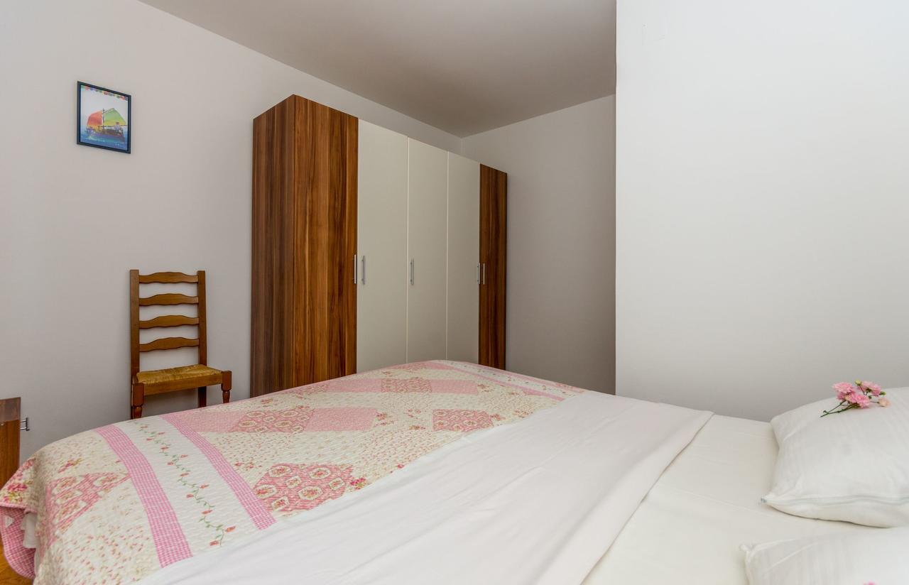 Apartment Domijan By El-Pi Tours Njivice Kültér fotó